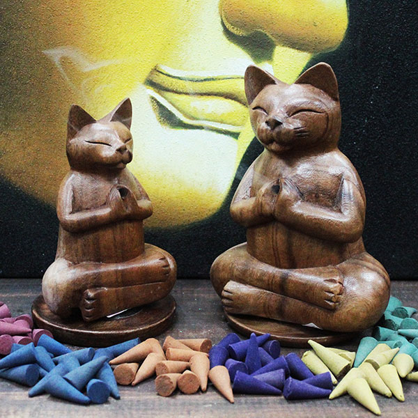 Ručne vyrezávaný kadidelník Mačka (135 mm) s podstavcom